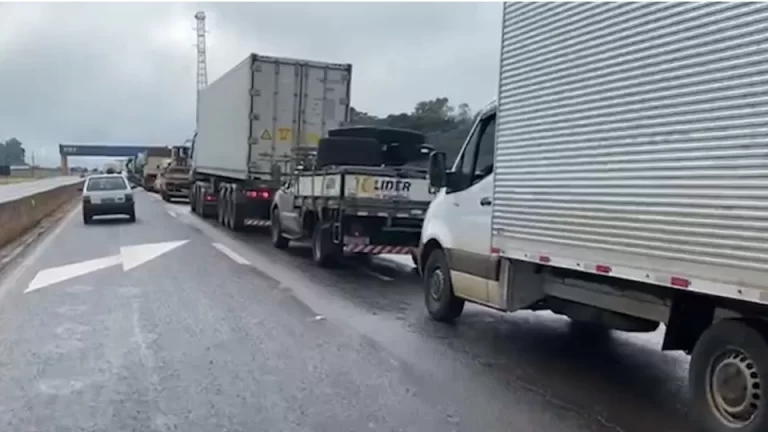 DER começa serviço emergencial para facilitar trânsito em trecho não duplicado da BR-277