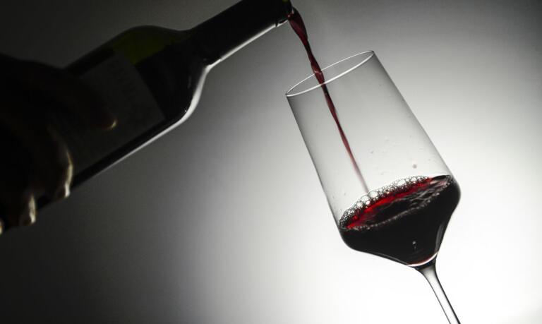 Vinho tinto remodela flora intestinal e beneficia coração, aponta estudo