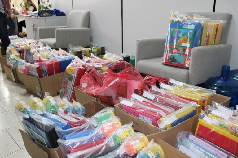 Mais de 130 alunos de Mercedes recebem materiais escolares gratuitos