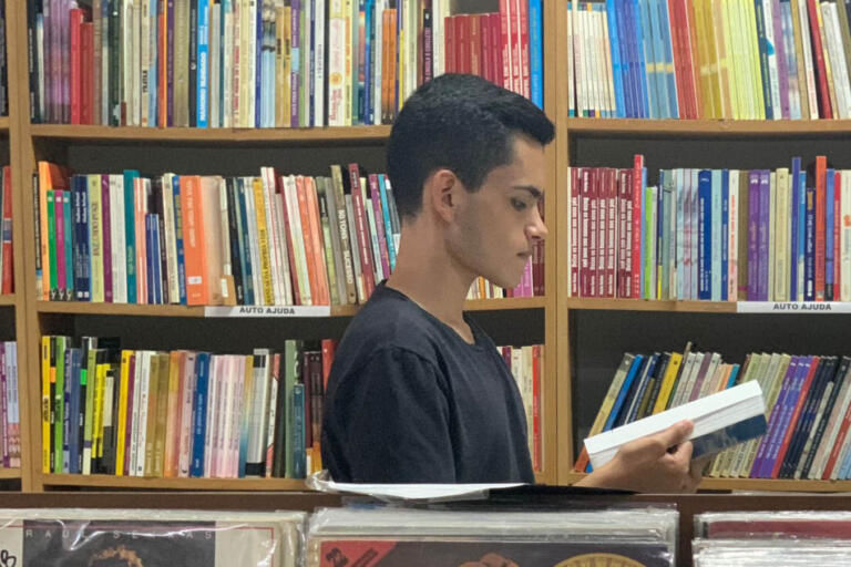 Aluno da rede estadual conquista bolsa de estudos na Universidade de Oxford, na Inglaterra