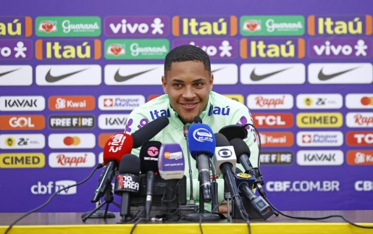 Vitor Roque chega à seleção brasileira e diz que teve “choque”