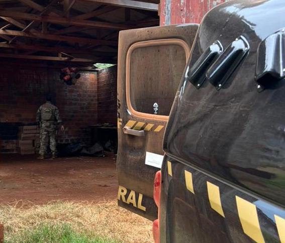 Quatro mil maços de cigarros paraguaios são apreendidos em propriedade rural de Mercedes