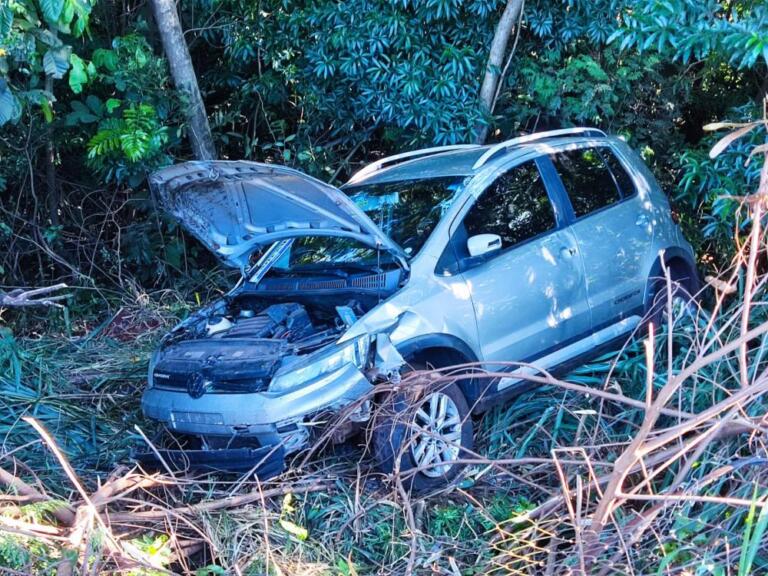 Após perder o freio, veículo atravessa trevo e para no meio de mata em Marechal Rondon