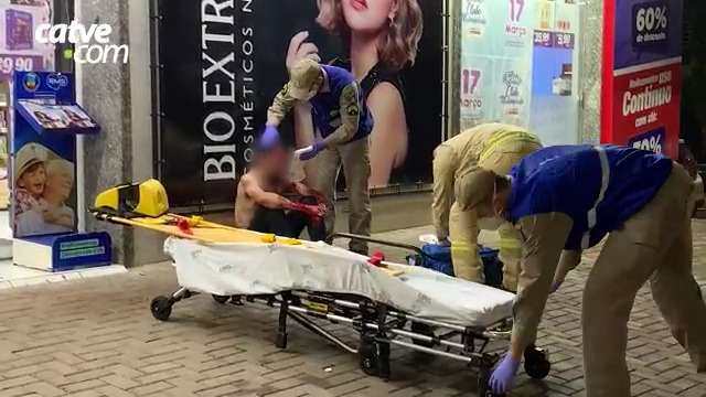 Homem tenta furtar moto e acaba esfaqueado pelo proprietário