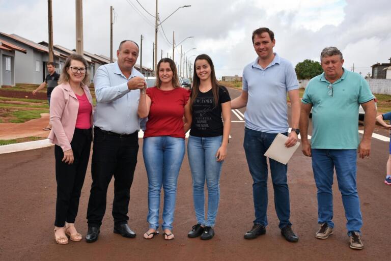Casas do conjunto habitacional social de Quatro Pontes são entregues a 31 famílias