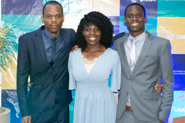 Conquista em família: três estudantes haitianos se formam na Unila no mesmo ano