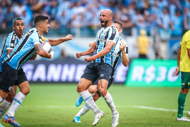 Grêmio sofre, vira “com emoção” e se vê aliviado na sexta final seguida do Gauchão