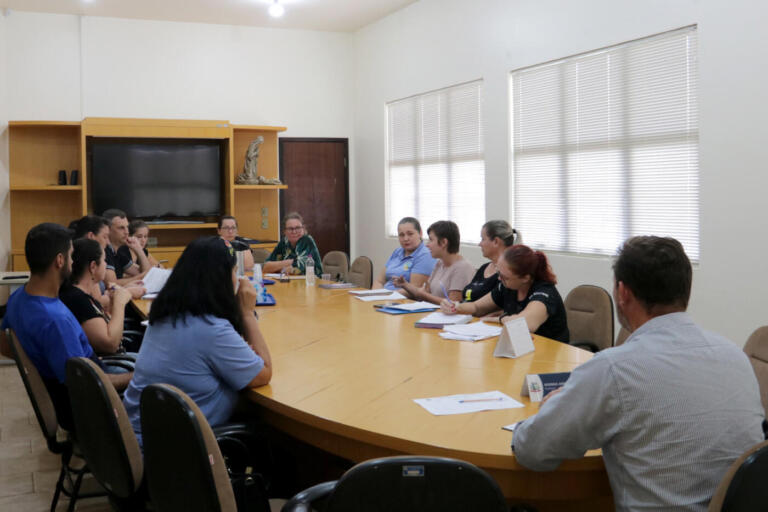 Governo municipal apresenta proposta para aplicar piso nacional aos professores de Maripá