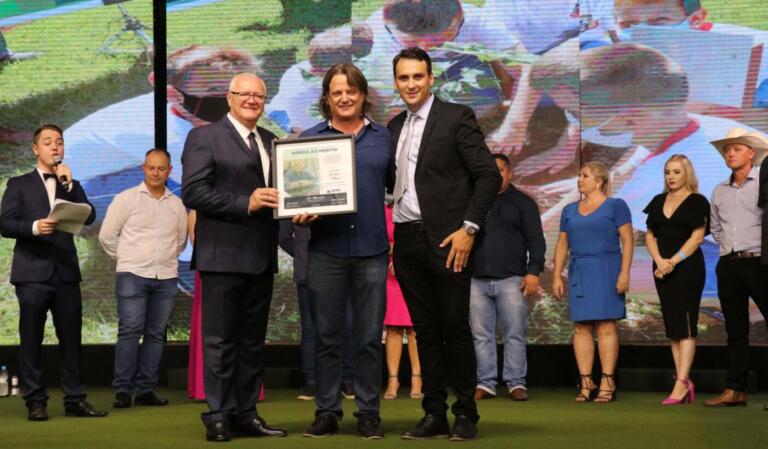 Prefeito Leomar Rohden é homenageado pela Amop