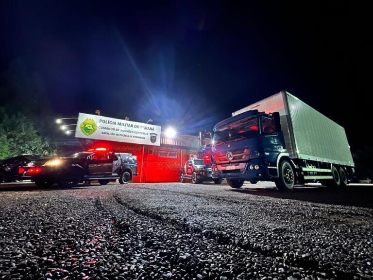 700 caixas de cigarro são apreendidas em Marechal Rondon; condutor pula de caminhão e escapa