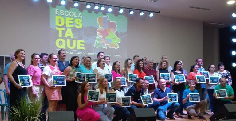 Colégio Estadual Quatro Pontes recebe Prêmio Escola Destaque/Painel da Educação