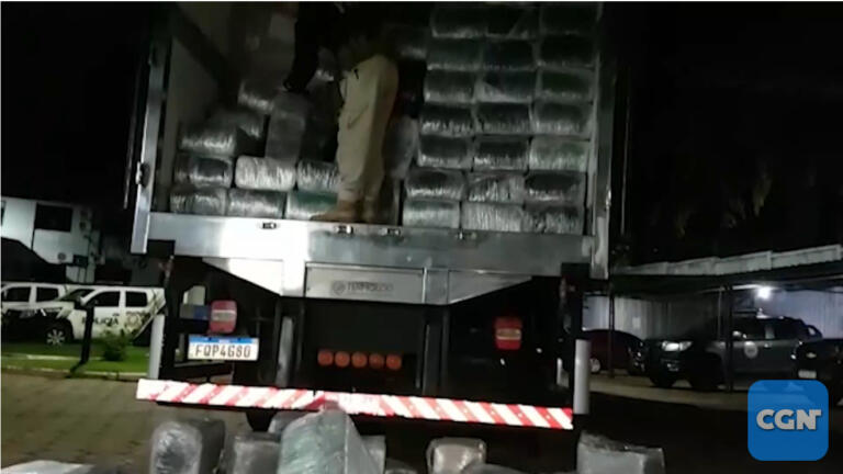 Quase 2 toneladas de maconha são apreendidas escondidas em carga de frango