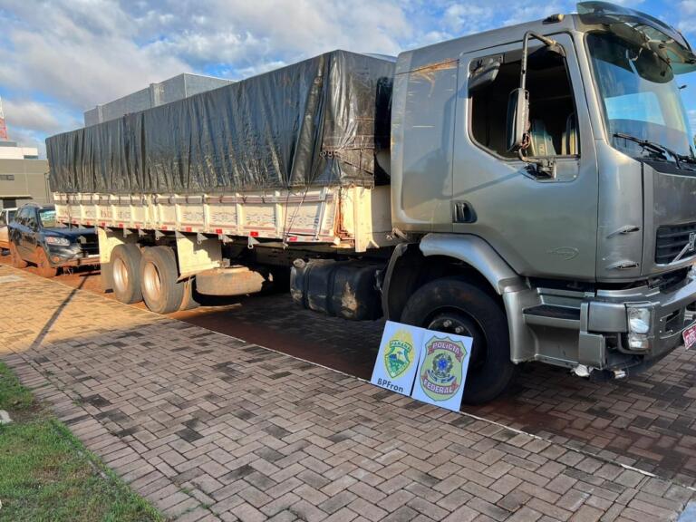 BPFron e PF apreendem caminhão carregado com cigarros contrabandeados em Mercedes