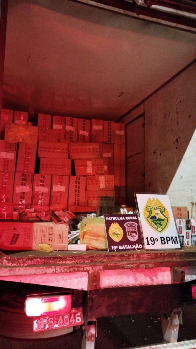 PM apreende caminhão carregado com cigarros paraguaios no interior de Marechal Rondon