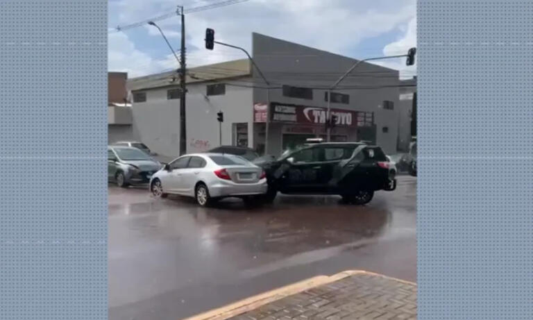 Viatura do Choque da PM se envolve em acidente em Cascavel