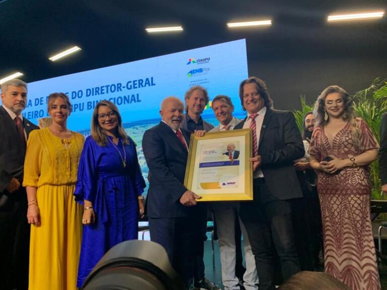 Amop homenageia presidente Lula durante posse da nova direção da Itaipu