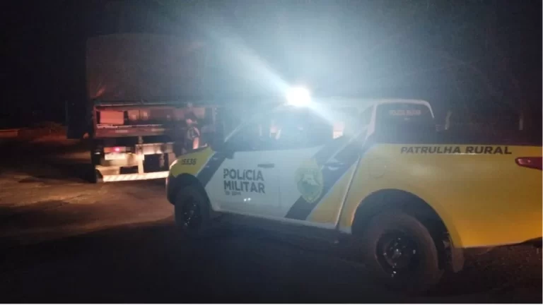 Motorista acelera caminhão em direção a policiais e foge; veículo tinha caixas de cigarros contrabandeados