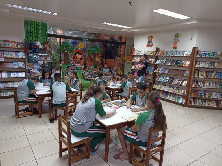 Alunos realizam visita à Biblioteca Pública Martinho Lutero