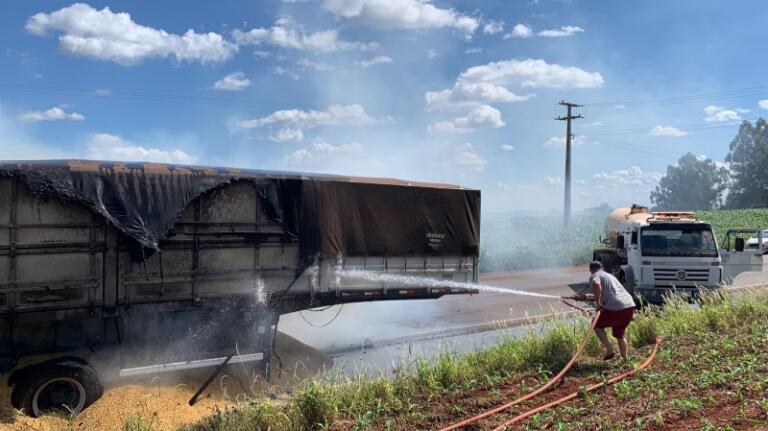Carreta pega fogo entre Marechal Rondon e Mercedes