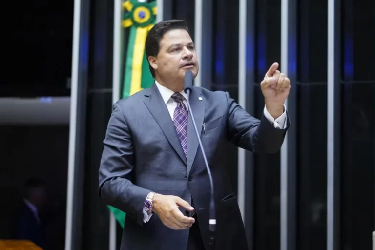 Sandro Alex volta ao posto de deputado federal para auxiliar nas negociações do novo pedágio