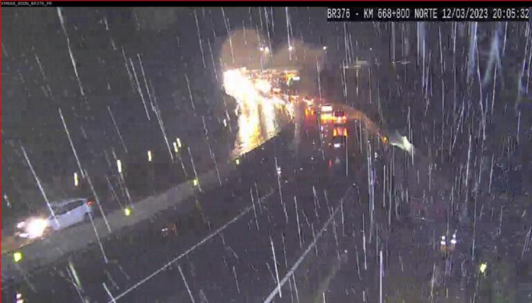 Chuva fecha a BR-376 nos dois sentidos; não há previsão de liberação