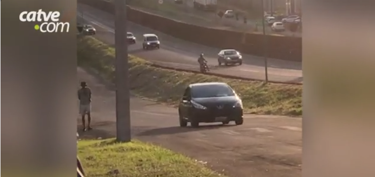 Motociclista pilota na contramão da BR-277 em Medianeira; veja o vídeo