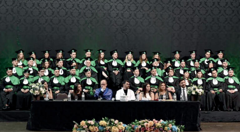 Formatura paga por seis anos por turma de Medicina da Unioeste virou trote no dia da mentira