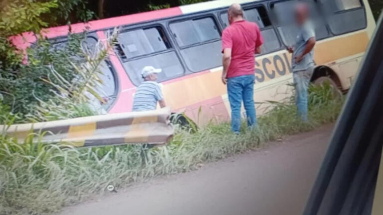 Ônibus escolar de Três Barras do Paraná se envolve em acidente