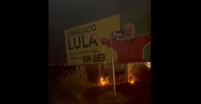 Outdoor com mensagem de agradecimento a Lula instalado na entrada de Marechal Rondon é incendiado