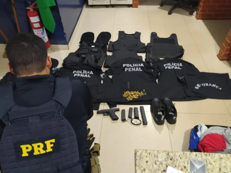 Homem é preso na região com coletes balísticos e camisetas da Polícia Penal