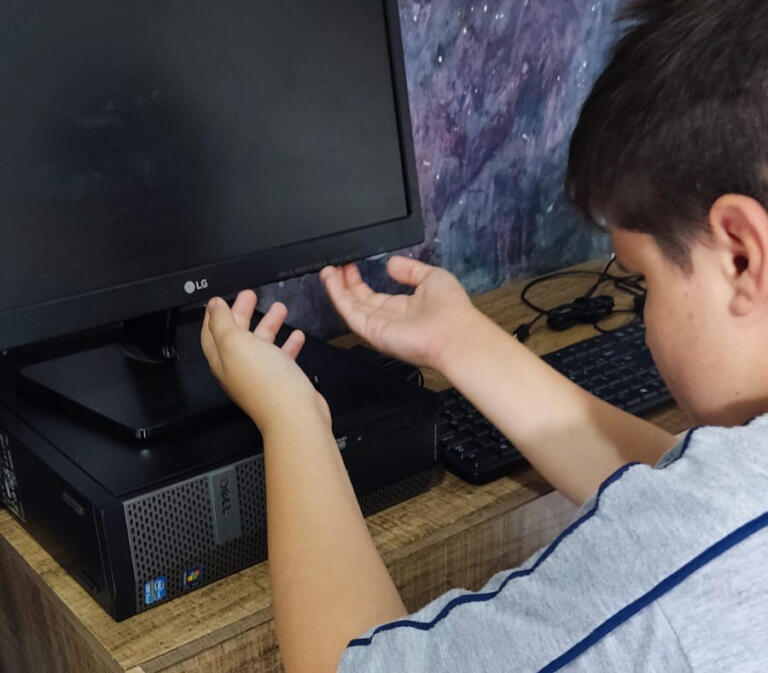 Sicredi e Rotary 25 de Julho doam computador especial para estudante com deficiência visual
