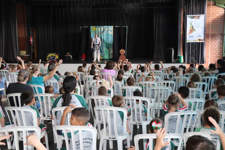Contação de histórias reúne estudantes rondonenses no Parque de Exposições