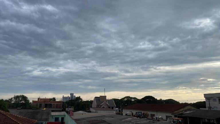 Tempo abafado e chuva: confira a previsão do tempo