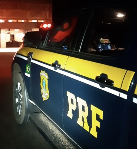 Carro e caminhão se envolvem em acidente na BR-163