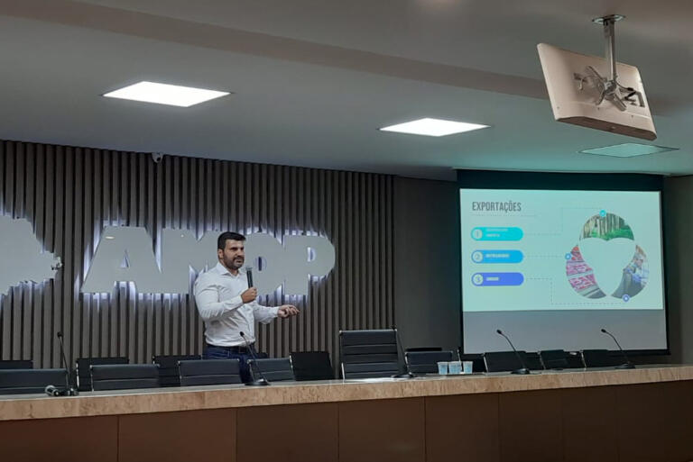 Em Cascavel, Governo do Estado orienta sobre prevenção contra influenza aviária