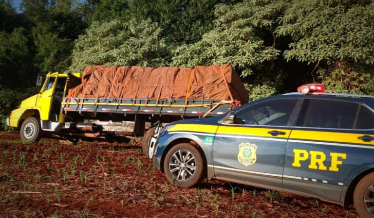 Caminhão carregado com cigarros contrabandeados é perseguido pela PRF em Assis Chateaubriand