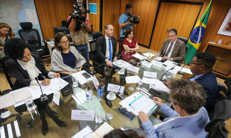 Governo estuda criar disque denúncia contra violência nas escolas