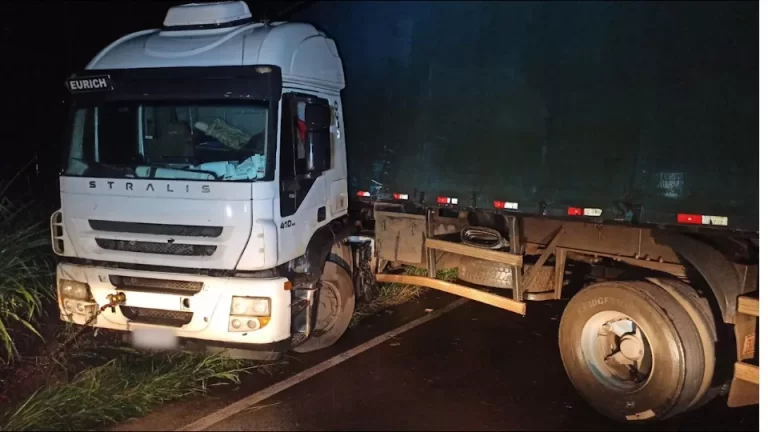 Para evitar acidente, caminhoneiro desvia de carreta, mas veículo trava na rodovia