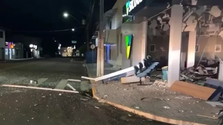Bandidos explodem agência bancária em Nova Santa Rosa e furtam dinheiro; local ficou destruído