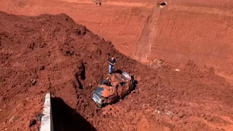 Carro cai em valeta de obra na BR-277 em Cascavel e motorista morre