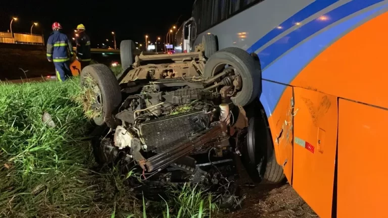 Carro capota e bate em ônibus às margens da BR-467