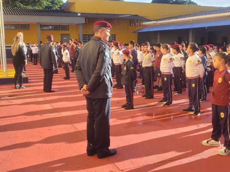 Integrantes da Secretaria de Educação rondonense visitam escola cívico militar e sala 6D