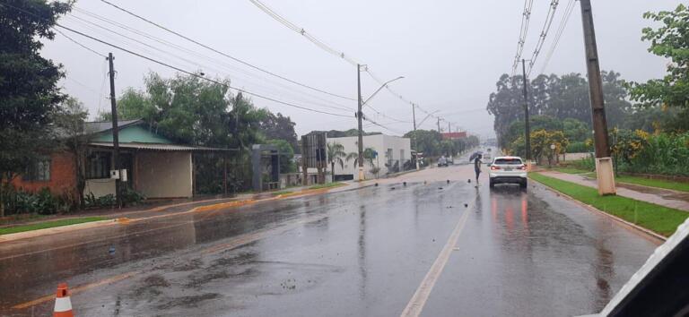 Chuva forte causa alagamentos e bloqueia rodovia em Santa Helena