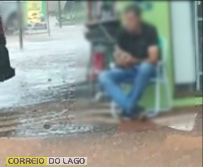Homem é flagrado pescando em meio a alagamento na Avenida Brasil em Santa Helena