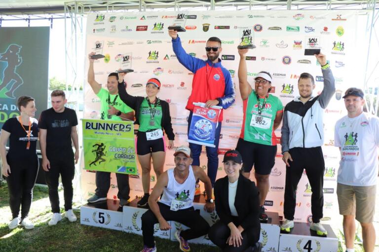 1ª Corrida Rústica do Trabalhador reúne 700 atletas; veja fotos e confira os premiados