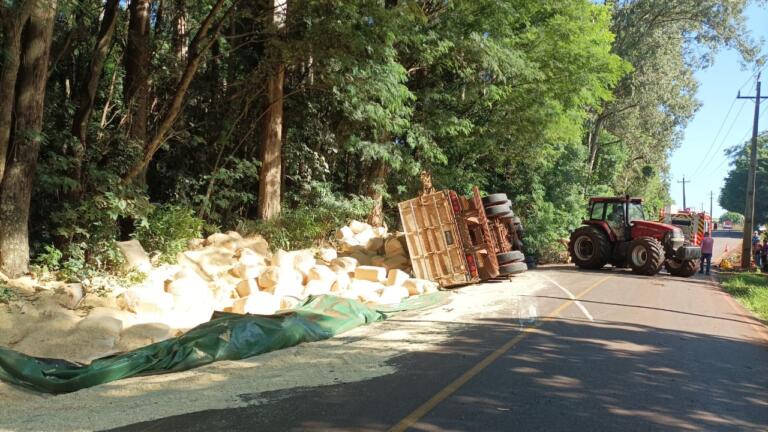 Caminhão tomba próximo ao Clube Lira; motorista segue preso nas ferragens