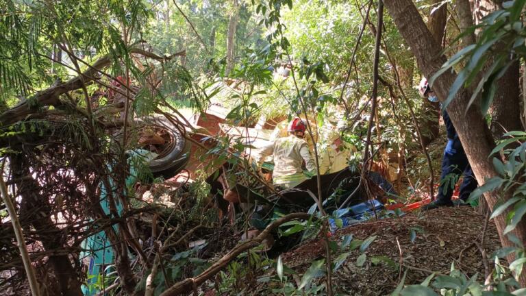 Acidente na estrada do Lira: motorista de carreta segue preso às ferragens; resgate já dura três horas