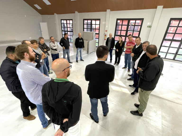 Vereadores vistoriam obras finais da reforma da futura sede do Poder Legislativo