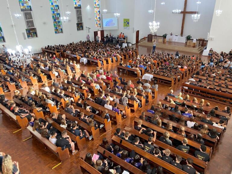 Colégio Martin Luther celebra a Páscoa com culto