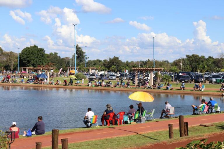 Comemorações de Páscoa reúnem milhares de pessoas nos lagos de Pato Bragado